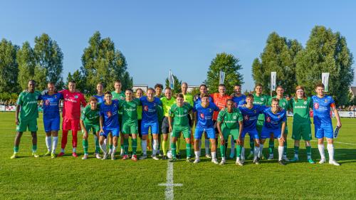 Groepsfoto voetballers op veld